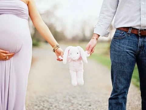 Couple maternity photoshoot ideas with props