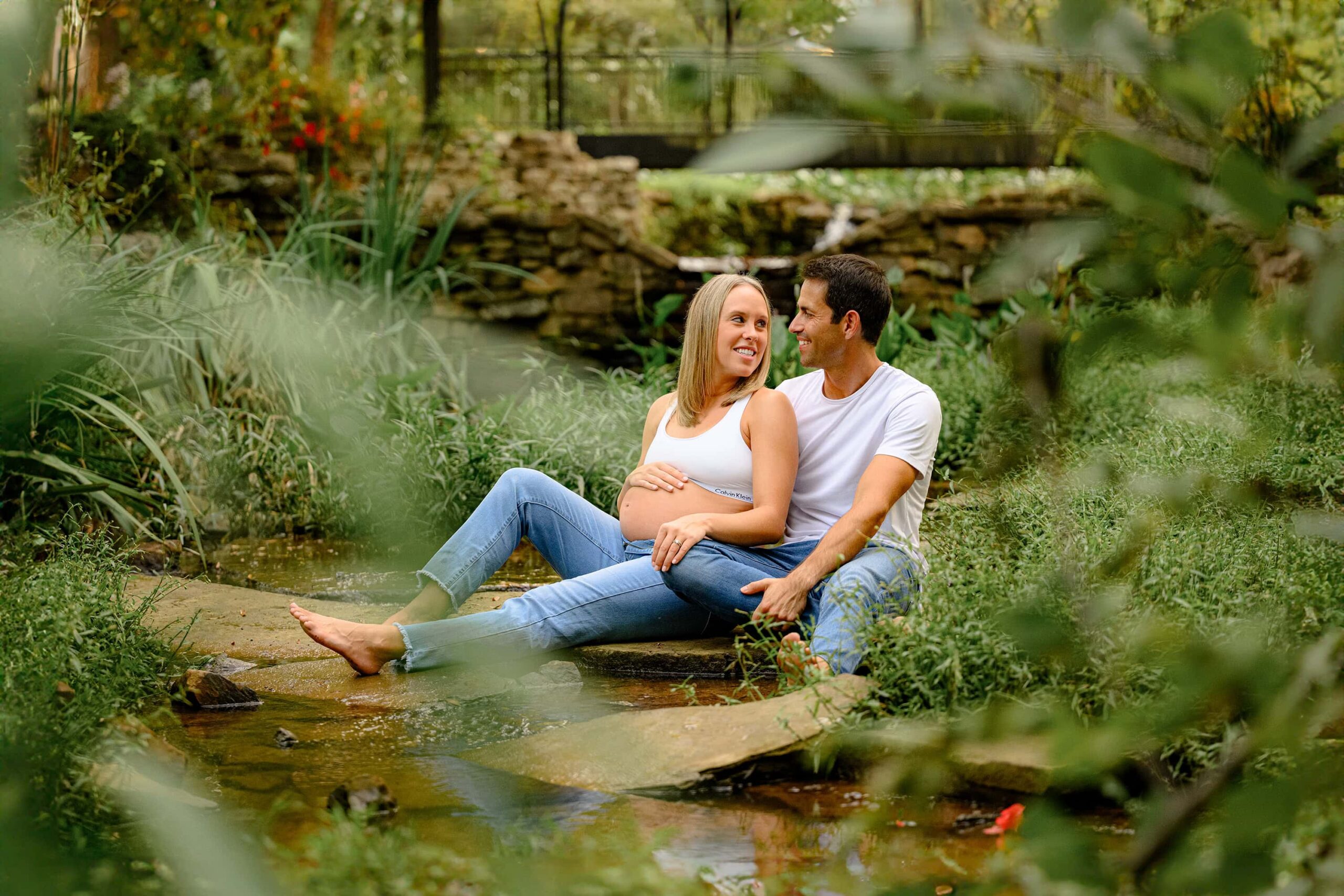 Outdoor maternity photoshoot ideas in garden
